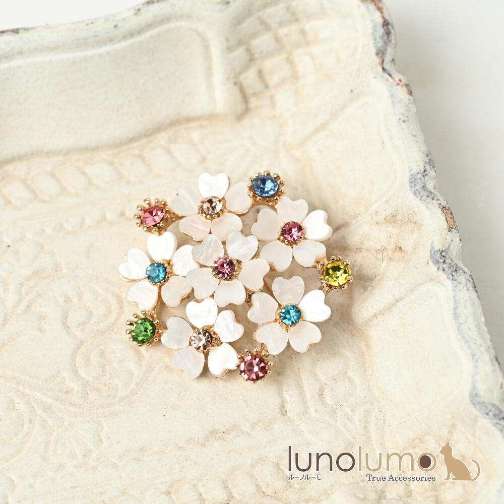 ブローチ レディース 花 フラワー 白 マル...